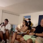Regina Casé Instagram - Olha a noite de ontem que delícia! A gente não chega na Bahia se não chegar no @caetanoveloso… Tanta música boa Tanta gente da antiga E gente nova pra gente gostar… Adorei! @paulalavigne! ❤️ Cata só quem tá nessa foto! E me fala quem você achou! 👀 #ReginaCase #Bahia #Salvador #CaetanoVeloso