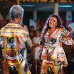 Regina Casé Instagram – Um dos momentos mais emocionantes da minha festa foi quando o Yoyô subiu no palco e, ao som de Fogo e Paixão, fez essa declaração de amor. 
Te amo, Yoyô! ❤️
*********^^^^******^^^^^^******^^^^^
Amor de uma vida se constrói durante uma vida. Um sentimento recíproco que pulsa dentro do coração e se espalha pelo corpo todo. E tão gigante que consegue ultrapassar todos os desafios e dramas, que são inevitáveis, além das dificuldades do dia-a-dia, coisas pequenas que podem ser, num momento de desespero, a gota d’água. Mas nosso copo é grande e largo, como o lago do amor.
E quando está tudo em paz, é a maior maravilha do mundo! Ter uma parceira para encarar esse mundo louco. O colo num dia daqueles… O carinho que vem do nada, sem pedir nada em troca… Uma conversa que põe tudo no lugar… E, porque não, um 5ex0 gostoso!
Quem casa quer casa. Quem quer casa, quer criança.
Hoje somos uma família com filha, filho, neto, genro e amigos.
Parabéns Yaya!

📸: @leandrojorasfoto