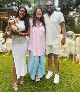 Regina Casé Instagram - ESTRELA!!!! ⭐️ Esse vai ser o nome da minha afilhada! Que festa linda! Que dia emocionante! Emoção genuína, as famílias vibrando, convidados sambando alegres… Que honra! Que alegria esse presente que @xandedepilares e @mikimbeth me deram! Estrela, a dinda já te ama muito! ❤️