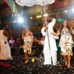 Regina Casé Instagram – Um dos momentos mais emocionantes da minha festa foi quando o Yoyô subiu no palco e, ao som de Fogo e Paixão, fez essa declaração de amor. 
Te amo, Yoyô! ❤️
*********^^^^******^^^^^^******^^^^^
Amor de uma vida se constrói durante uma vida. Um sentimento recíproco que pulsa dentro do coração e se espalha pelo corpo todo. E tão gigante que consegue ultrapassar todos os desafios e dramas, que são inevitáveis, além das dificuldades do dia-a-dia, coisas pequenas que podem ser, num momento de desespero, a gota d’água. Mas nosso copo é grande e largo, como o lago do amor.
E quando está tudo em paz, é a maior maravilha do mundo! Ter uma parceira para encarar esse mundo louco. O colo num dia daqueles… O carinho que vem do nada, sem pedir nada em troca… Uma conversa que põe tudo no lugar… E, porque não, um 5ex0 gostoso!
Quem casa quer casa. Quem quer casa, quer criança.
Hoje somos uma família com filha, filho, neto, genro e amigos.
Parabéns Yaya!

📸: @leandrojorasfoto