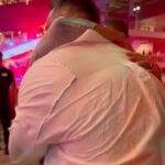 Regina Casé Instagram - Ontem foi dose dupla. Emoção em dobro! Dois lugares que eu amo: @melhorsegundafeiradomundo @cortejoafro Dois Xandes que eu adoro! @xanddy e @xandedepilares Não sei como aguentei! Gente, verão na Bahia é demais pro meu coração! ❤️
