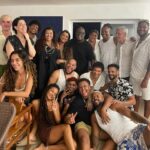 Regina Casé Instagram - Olha a noite de ontem que delícia! A gente não chega na Bahia se não chegar no @caetanoveloso… Tanta música boa Tanta gente da antiga E gente nova pra gente gostar… Adorei! @paulalavigne! ❤️ Cata só quem tá nessa foto! E me fala quem você achou! 👀 #ReginaCase #Bahia #Salvador #CaetanoVeloso