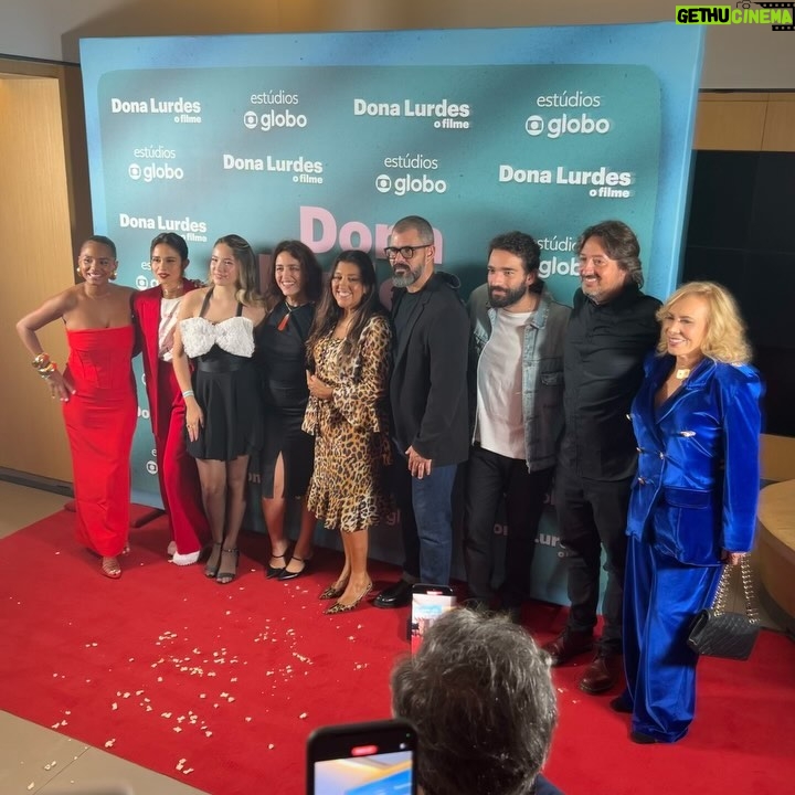 Regina Casé Instagram - Quinta-feira, dia 28 de março, chega ao cinema Dona Lurdes, o filme! Ontem tivemos uma noite de pré-estreia para a equipe! E foi tão amoroso e bonito quanto nas filmagens. Agradeço a todos os parceiros, muitos se tornaram amigos, outros quase da família... Rever os antigos companheiros que juntos atravessaram a pandemia, as duas fases da novela... E ter a chance de estar de novo em encontro com atores e atrizes maravilhosos! E festejar os novos encontros! Quanto amor! Amor de mãe! Amor de Dona Lurdes! O filme é leve, engraçado, foi bom ver as pessoas saindo de lá como se tivesse recebido um colinho dessa mãe. Espero vocês na telona! ❤️ Quem vai assistir???