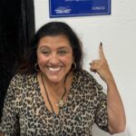 Regina Casé Instagram – “Livro é quase que um meio de transporte para te levar para um outro lugar”
Ontem foi muito emocionante, no meio de um dia cheíssimo, que começou às cinco da manhã no aeroporto de São Paulo e terminou de madrugada numa festa celebrando os amigos.
Na tarde, foi na Favela do Cantagalo tendo a honra de inaugurar uma biblioteca com o meu nome. 
Agradeço a Verônica, @favelivro! 
Mas agradeço mais do que tudo a todos os meus amigos e parceiros de trabalho, daquele lugar que sempre me trouxeram tantas coisas. 
E minha vida será sempre uma tentativa de retribuir tudo isso que eu venho recebendo, não só de lá, mas de todas as favelas do Brasil.