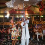Regina Casé Instagram – Um dos momentos mais emocionantes da minha festa foi quando o Yoyô subiu no palco e, ao som de Fogo e Paixão, fez essa declaração de amor. 
Te amo, Yoyô! ❤️
*********^^^^******^^^^^^******^^^^^
Amor de uma vida se constrói durante uma vida. Um sentimento recíproco que pulsa dentro do coração e se espalha pelo corpo todo. E tão gigante que consegue ultrapassar todos os desafios e dramas, que são inevitáveis, além das dificuldades do dia-a-dia, coisas pequenas que podem ser, num momento de desespero, a gota d’água. Mas nosso copo é grande e largo, como o lago do amor.
E quando está tudo em paz, é a maior maravilha do mundo! Ter uma parceira para encarar esse mundo louco. O colo num dia daqueles… O carinho que vem do nada, sem pedir nada em troca… Uma conversa que põe tudo no lugar… E, porque não, um 5ex0 gostoso!
Quem casa quer casa. Quem quer casa, quer criança.
Hoje somos uma família com filha, filho, neto, genro e amigos.
Parabéns Yaya!

📸: @leandrojorasfoto