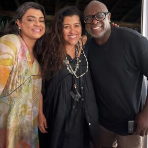 Regina Casé Instagram - Olha a noite de ontem que delícia! A gente não chega na Bahia se não chegar no @caetanoveloso… Tanta música boa Tanta gente da antiga E gente nova pra gente gostar… Adorei! @paulalavigne! ❤️ Cata só quem tá nessa foto! E me fala quem você achou! 👀 #ReginaCase #Bahia #Salvador #CaetanoVeloso