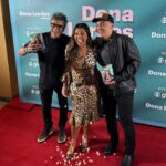 Regina Casé Instagram – Quinta-feira, dia 28 de março, chega ao cinema Dona Lurdes, o filme!
Ontem tivemos uma noite de pré-estreia para a equipe! 
E foi tão amoroso e bonito quanto nas filmagens. 
Agradeço a todos os parceiros, muitos se tornaram amigos, outros quase da família…
Rever os antigos companheiros que juntos atravessaram a pandemia, as duas fases da novela…
E ter a chance de estar de novo em encontro com atores e atrizes maravilhosos!
E festejar os novos encontros!
Quanto amor! 
Amor de mãe! 
Amor de Dona Lurdes!
O filme é leve, engraçado, foi bom ver as pessoas saindo de lá como se tivesse recebido um colinho dessa mãe. 
Espero vocês na telona! ❤️

Quem vai assistir???