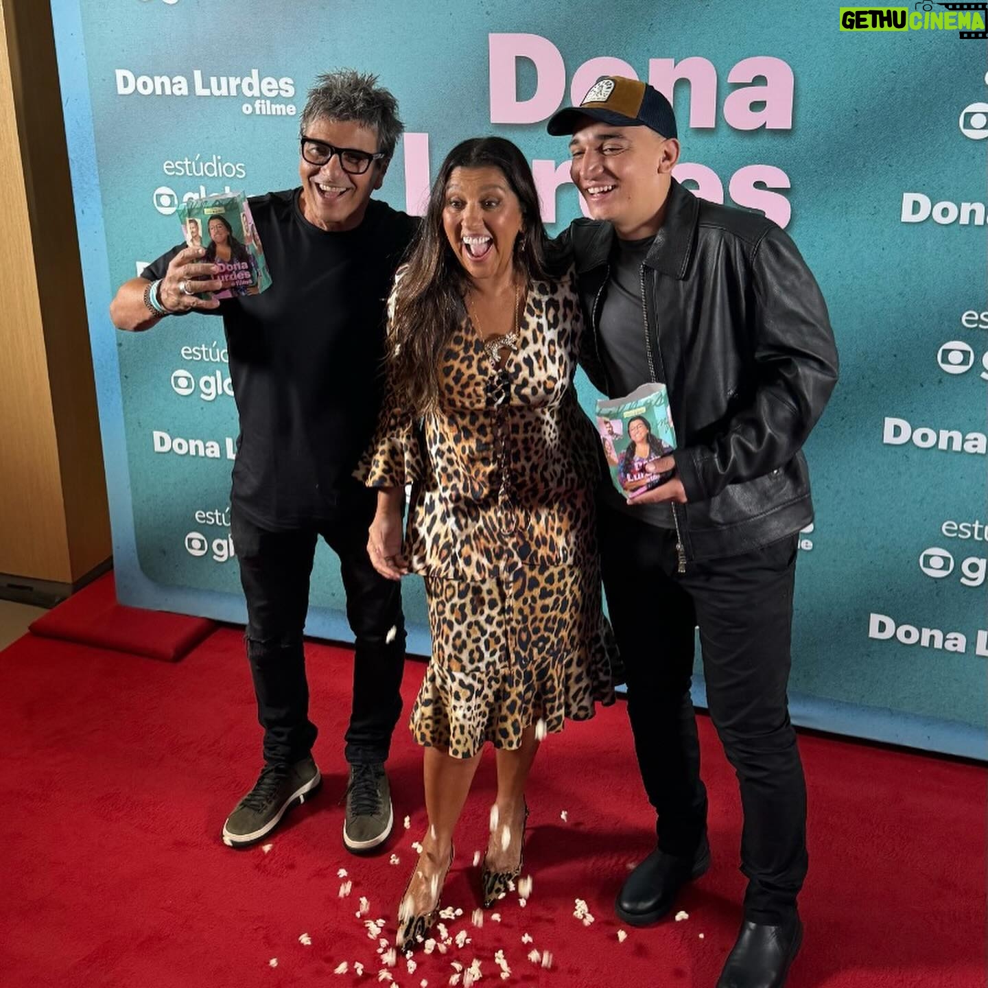Regina Casé Instagram - Quinta-feira, dia 28 de março, chega ao cinema Dona Lurdes, o filme! Ontem tivemos uma noite de pré-estreia para a equipe! E foi tão amoroso e bonito quanto nas filmagens. Agradeço a todos os parceiros, muitos se tornaram amigos, outros quase da família... Rever os antigos companheiros que juntos atravessaram a pandemia, as duas fases da novela... E ter a chance de estar de novo em encontro com atores e atrizes maravilhosos! E festejar os novos encontros! Quanto amor! Amor de mãe! Amor de Dona Lurdes! O filme é leve, engraçado, foi bom ver as pessoas saindo de lá como se tivesse recebido um colinho dessa mãe. Espero vocês na telona! ❤️ Quem vai assistir???