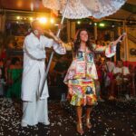Regina Casé Instagram – Um dos momentos mais emocionantes da minha festa foi quando o Yoyô subiu no palco e, ao som de Fogo e Paixão, fez essa declaração de amor. 
Te amo, Yoyô! ❤️
*********^^^^******^^^^^^******^^^^^
Amor de uma vida se constrói durante uma vida. Um sentimento recíproco que pulsa dentro do coração e se espalha pelo corpo todo. E tão gigante que consegue ultrapassar todos os desafios e dramas, que são inevitáveis, além das dificuldades do dia-a-dia, coisas pequenas que podem ser, num momento de desespero, a gota d’água. Mas nosso copo é grande e largo, como o lago do amor.
E quando está tudo em paz, é a maior maravilha do mundo! Ter uma parceira para encarar esse mundo louco. O colo num dia daqueles… O carinho que vem do nada, sem pedir nada em troca… Uma conversa que põe tudo no lugar… E, porque não, um 5ex0 gostoso!
Quem casa quer casa. Quem quer casa, quer criança.
Hoje somos uma família com filha, filho, neto, genro e amigos.
Parabéns Yaya!

📸: @leandrojorasfoto