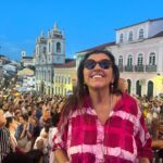 Regina Casé Instagram - Esse é um dos meus elos mais fortes com essa cidade: Terça-feira no Pelourinho, na Igreja de Nossa Senhora do Rosário dos Pretos! Essa missa onde a gente canta, dança, comunga sambando… Agradeço do fundo do meu coração a maneira linda e carinhosa com que vocês sempre me recebem! @pe.muniz @irmandadedoshomenspretos #ReginaCase #Bahia #Pelourinho #Salvador