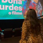 Regina Casé Instagram – Quinta-feira, dia 28 de março, chega ao cinema Dona Lurdes, o filme!
Ontem tivemos uma noite de pré-estreia para a equipe! 
E foi tão amoroso e bonito quanto nas filmagens. 
Agradeço a todos os parceiros, muitos se tornaram amigos, outros quase da família…
Rever os antigos companheiros que juntos atravessaram a pandemia, as duas fases da novela…
E ter a chance de estar de novo em encontro com atores e atrizes maravilhosos!
E festejar os novos encontros!
Quanto amor! 
Amor de mãe! 
Amor de Dona Lurdes!
O filme é leve, engraçado, foi bom ver as pessoas saindo de lá como se tivesse recebido um colinho dessa mãe. 
Espero vocês na telona! ❤️

Quem vai assistir???