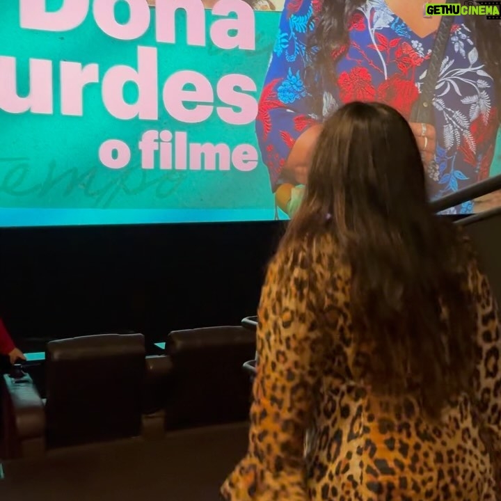 Regina Casé Instagram - Quinta-feira, dia 28 de março, chega ao cinema Dona Lurdes, o filme! Ontem tivemos uma noite de pré-estreia para a equipe! E foi tão amoroso e bonito quanto nas filmagens. Agradeço a todos os parceiros, muitos se tornaram amigos, outros quase da família... Rever os antigos companheiros que juntos atravessaram a pandemia, as duas fases da novela... E ter a chance de estar de novo em encontro com atores e atrizes maravilhosos! E festejar os novos encontros! Quanto amor! Amor de mãe! Amor de Dona Lurdes! O filme é leve, engraçado, foi bom ver as pessoas saindo de lá como se tivesse recebido um colinho dessa mãe. Espero vocês na telona! ❤️ Quem vai assistir???