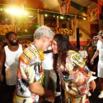 Regina Casé Instagram – Um dos momentos mais emocionantes da minha festa foi quando o Yoyô subiu no palco e, ao som de Fogo e Paixão, fez essa declaração de amor. 
Te amo, Yoyô! ❤️
*********^^^^******^^^^^^******^^^^^
Amor de uma vida se constrói durante uma vida. Um sentimento recíproco que pulsa dentro do coração e se espalha pelo corpo todo. E tão gigante que consegue ultrapassar todos os desafios e dramas, que são inevitáveis, além das dificuldades do dia-a-dia, coisas pequenas que podem ser, num momento de desespero, a gota d’água. Mas nosso copo é grande e largo, como o lago do amor.
E quando está tudo em paz, é a maior maravilha do mundo! Ter uma parceira para encarar esse mundo louco. O colo num dia daqueles… O carinho que vem do nada, sem pedir nada em troca… Uma conversa que põe tudo no lugar… E, porque não, um 5ex0 gostoso!
Quem casa quer casa. Quem quer casa, quer criança.
Hoje somos uma família com filha, filho, neto, genro e amigos.
Parabéns Yaya!

📸: @leandrojorasfoto
