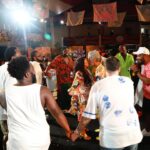 Regina Casé Instagram – Um dos momentos mais emocionantes da minha festa foi quando o Yoyô subiu no palco e, ao som de Fogo e Paixão, fez essa declaração de amor. 
Te amo, Yoyô! ❤️
*********^^^^******^^^^^^******^^^^^
Amor de uma vida se constrói durante uma vida. Um sentimento recíproco que pulsa dentro do coração e se espalha pelo corpo todo. E tão gigante que consegue ultrapassar todos os desafios e dramas, que são inevitáveis, além das dificuldades do dia-a-dia, coisas pequenas que podem ser, num momento de desespero, a gota d’água. Mas nosso copo é grande e largo, como o lago do amor.
E quando está tudo em paz, é a maior maravilha do mundo! Ter uma parceira para encarar esse mundo louco. O colo num dia daqueles… O carinho que vem do nada, sem pedir nada em troca… Uma conversa que põe tudo no lugar… E, porque não, um 5ex0 gostoso!
Quem casa quer casa. Quem quer casa, quer criança.
Hoje somos uma família com filha, filho, neto, genro e amigos.
Parabéns Yaya!

📸: @leandrojorasfoto