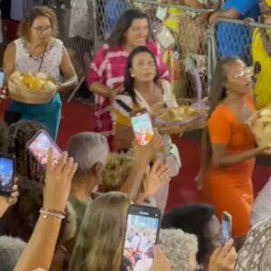 Regina Casé Instagram - Esse é um dos meus elos mais fortes com essa cidade:
Terça-feira no Pelourinho, na Igreja de Nossa Senhora do Rosário dos Pretos!
Essa missa onde a gente canta, dança, comunga sambando…
Agradeço do fundo do meu coração a maneira linda e carinhosa com que vocês sempre me recebem! 

@pe.muniz 
@irmandadedoshomenspretos 

#ReginaCase #Bahia #Pelourinho #Salvador