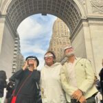 Regina Casé Instagram – Fui ver o eclipse solar no lugar mais hippie possível: no portal lá do Washington Square, New York!
Não sei o que era mais interessante…
Se era o sol sumindo ou as pessoas viajando! 😂😂
Tinha até cookies temáticos e os melhores amigos.

#ReginaCase #NewYork #washigtonsquarepark #NovaYork #Eclipse #eclipsesolar