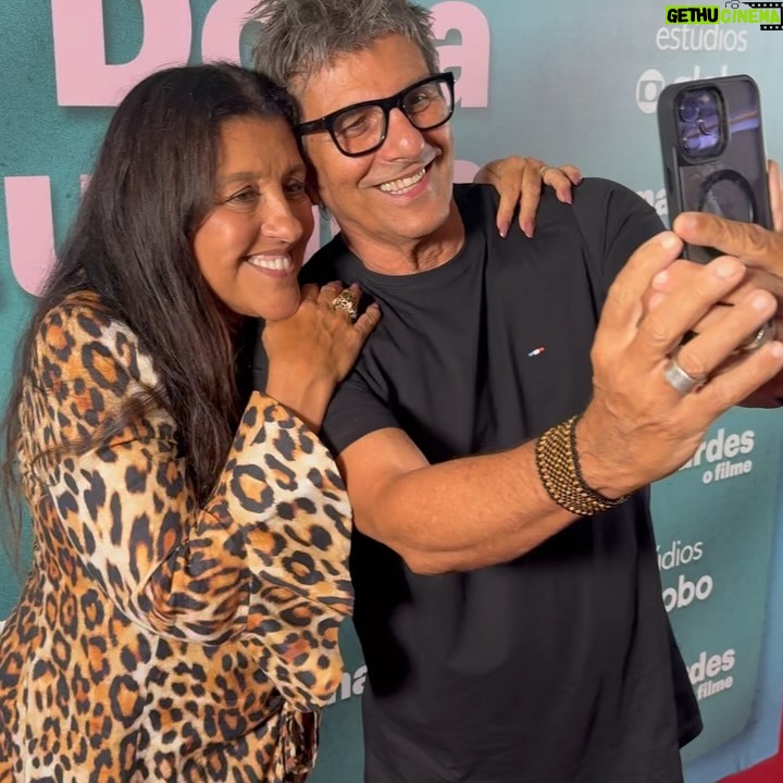 Regina Casé Instagram - Quinta-feira, dia 28 de março, chega ao cinema Dona Lurdes, o filme! Ontem tivemos uma noite de pré-estreia para a equipe! E foi tão amoroso e bonito quanto nas filmagens. Agradeço a todos os parceiros, muitos se tornaram amigos, outros quase da família... Rever os antigos companheiros que juntos atravessaram a pandemia, as duas fases da novela... E ter a chance de estar de novo em encontro com atores e atrizes maravilhosos! E festejar os novos encontros! Quanto amor! Amor de mãe! Amor de Dona Lurdes! O filme é leve, engraçado, foi bom ver as pessoas saindo de lá como se tivesse recebido um colinho dessa mãe. Espero vocês na telona! ❤️ Quem vai assistir???