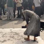Regina Casé Instagram – Fui ver o eclipse solar no lugar mais hippie possível: no portal lá do Washington Square, New York!
Não sei o que era mais interessante…
Se era o sol sumindo ou as pessoas viajando! 😂😂
Tinha até cookies temáticos e os melhores amigos.

#ReginaCase #NewYork #washigtonsquarepark #NovaYork #Eclipse #eclipsesolar