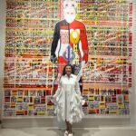 Regina Casé Instagram - Foi assim que eu entrei no ano novo! Recebida com todo o carinho por @vikmuniz , @malubarretto , cheia de amigos daqui de Salvador, do Rio, São Paulo e do mundo afora… 🤍 *atrás de mim, esse trabalho lindíssimo do meu amado @apitta73 #ReginaCasé