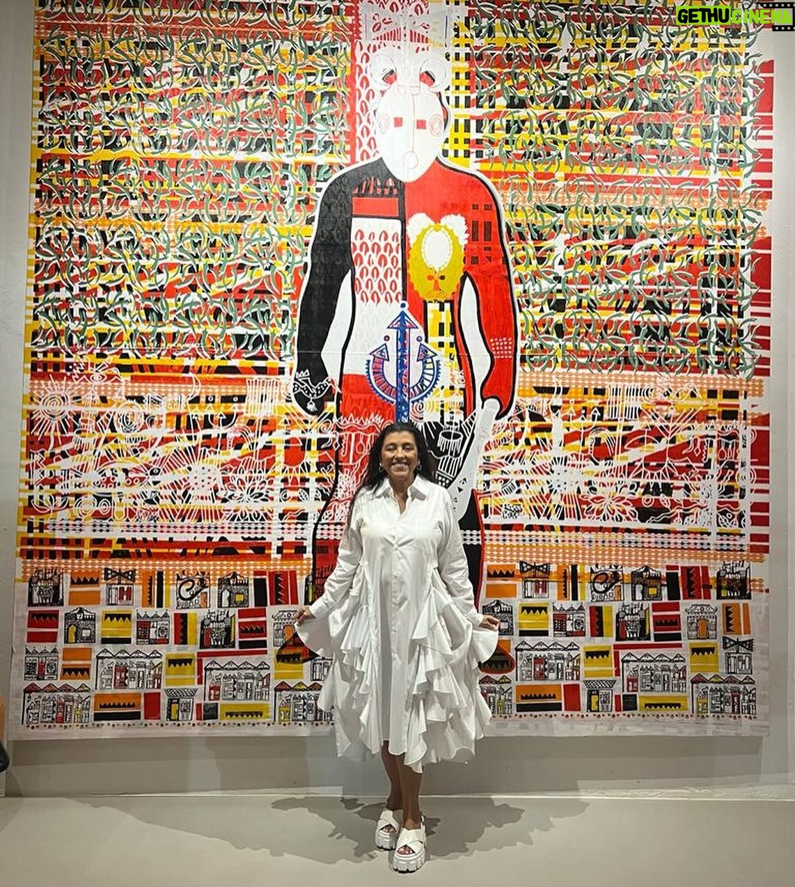 Regina Casé Instagram - Foi assim que eu entrei no ano novo! Recebida com todo o carinho por @vikmuniz , @malubarretto , cheia de amigos daqui de Salvador, do Rio, São Paulo e do mundo afora… 🤍 *atrás de mim, esse trabalho lindíssimo do meu amado @apitta73 #ReginaCasé