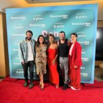 Regina Casé Instagram – Quinta-feira, dia 28 de março, chega ao cinema Dona Lurdes, o filme!
Ontem tivemos uma noite de pré-estreia para a equipe! 
E foi tão amoroso e bonito quanto nas filmagens. 
Agradeço a todos os parceiros, muitos se tornaram amigos, outros quase da família…
Rever os antigos companheiros que juntos atravessaram a pandemia, as duas fases da novela…
E ter a chance de estar de novo em encontro com atores e atrizes maravilhosos!
E festejar os novos encontros!
Quanto amor! 
Amor de mãe! 
Amor de Dona Lurdes!
O filme é leve, engraçado, foi bom ver as pessoas saindo de lá como se tivesse recebido um colinho dessa mãe. 
Espero vocês na telona! ❤️

Quem vai assistir???
