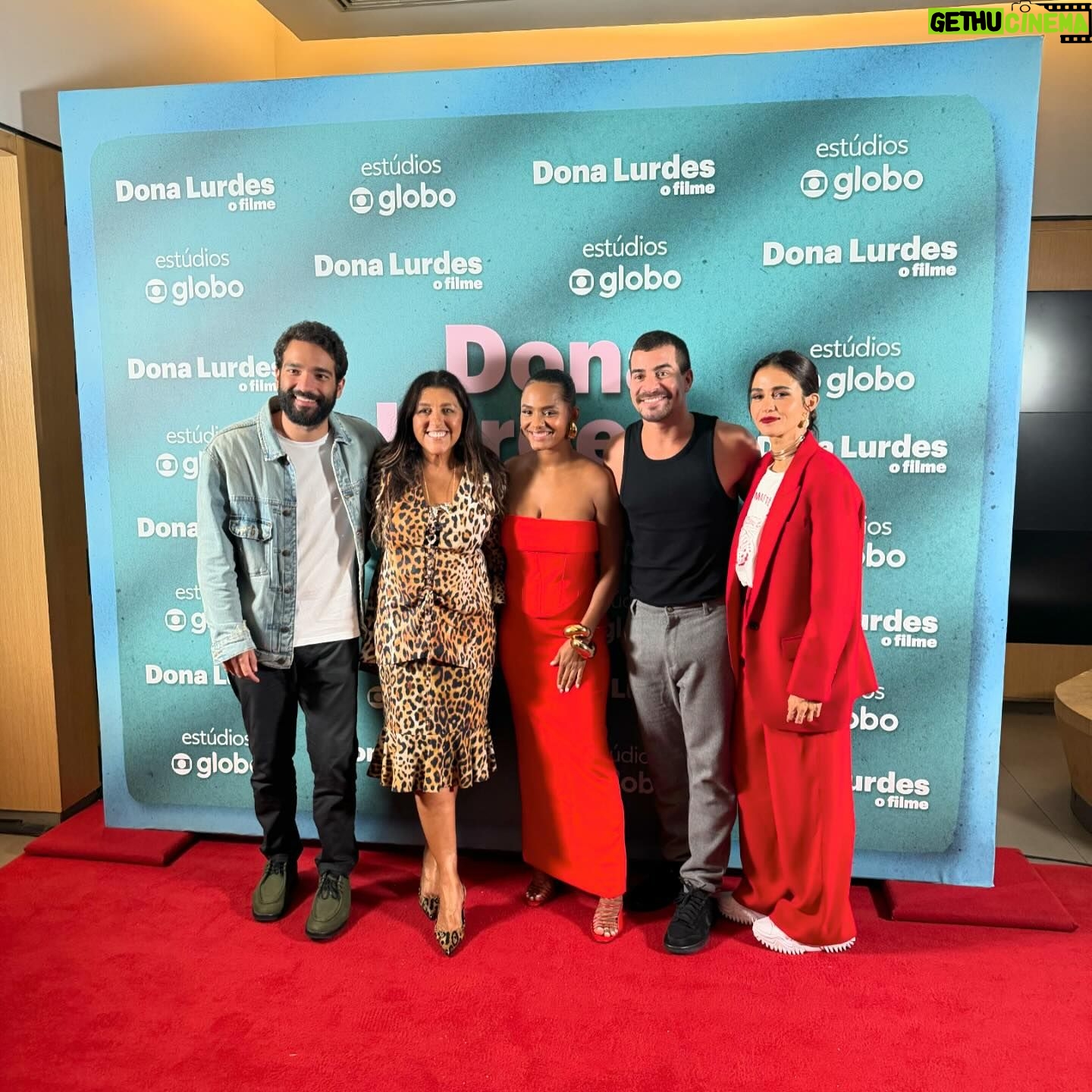 Regina Casé Instagram - Quinta-feira, dia 28 de março, chega ao cinema Dona Lurdes, o filme! Ontem tivemos uma noite de pré-estreia para a equipe! E foi tão amoroso e bonito quanto nas filmagens. Agradeço a todos os parceiros, muitos se tornaram amigos, outros quase da família... Rever os antigos companheiros que juntos atravessaram a pandemia, as duas fases da novela... E ter a chance de estar de novo em encontro com atores e atrizes maravilhosos! E festejar os novos encontros! Quanto amor! Amor de mãe! Amor de Dona Lurdes! O filme é leve, engraçado, foi bom ver as pessoas saindo de lá como se tivesse recebido um colinho dessa mãe. Espero vocês na telona! ❤️ Quem vai assistir???