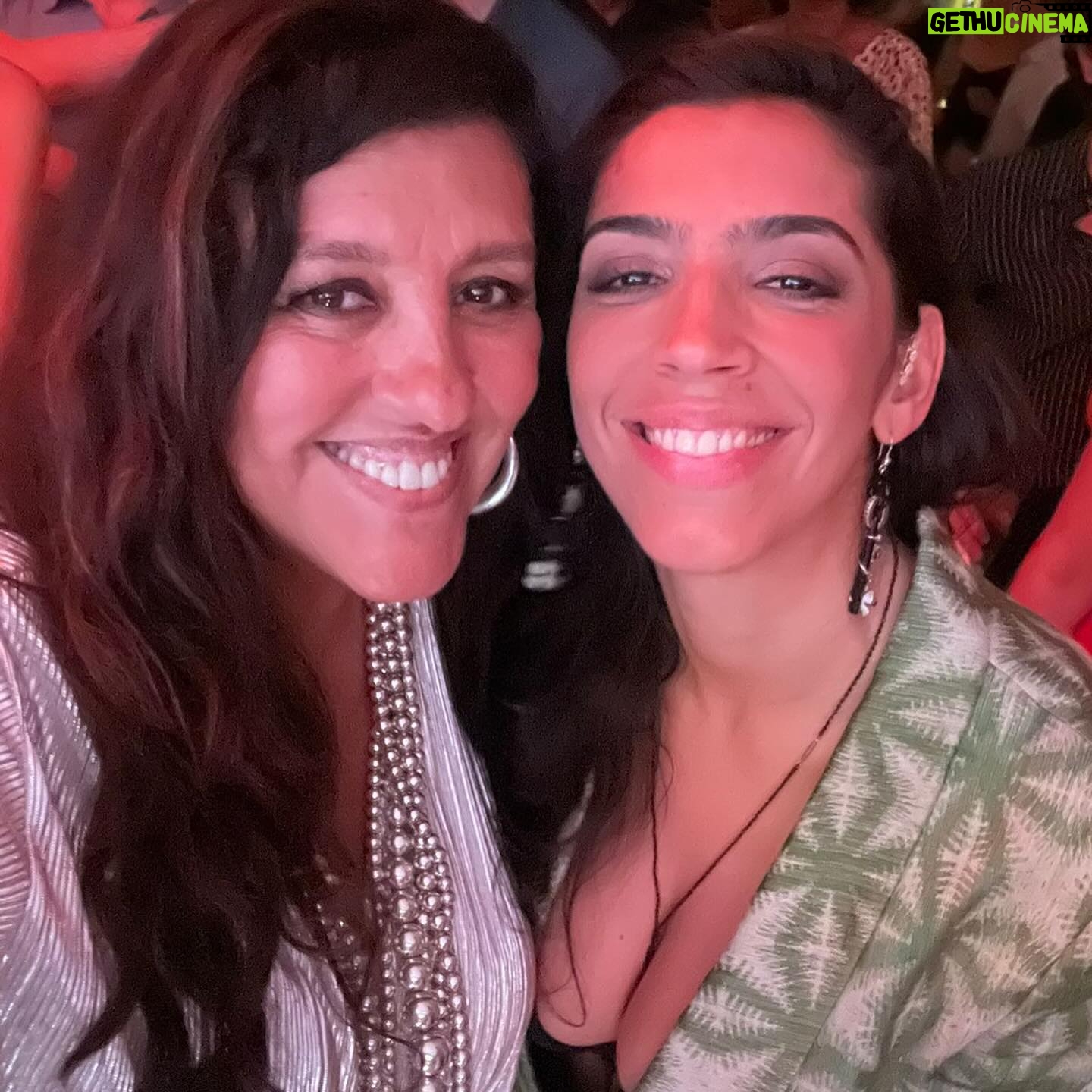 Regina Casé Instagram - Olha como a gente caprichou pra celebrar os 50tinha da nossa amiga querida @paulamesquitamarinho ! Que festão! Agora me diz, não é linda essa minha filha?? Sou coruja mesmo! ❤️ @beneditazerbini