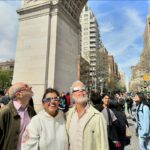 Regina Casé Instagram – Fui ver o eclipse solar no lugar mais hippie possível: no portal lá do Washington Square, New York!
Não sei o que era mais interessante…
Se era o sol sumindo ou as pessoas viajando! 😂😂
Tinha até cookies temáticos e os melhores amigos.

#ReginaCase #NewYork #washigtonsquarepark #NovaYork #Eclipse #eclipsesolar