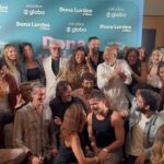 Regina Casé Instagram – Quinta-feira, dia 28 de março, chega ao cinema Dona Lurdes, o filme!
Ontem tivemos uma noite de pré-estreia para a equipe! 
E foi tão amoroso e bonito quanto nas filmagens. 
Agradeço a todos os parceiros, muitos se tornaram amigos, outros quase da família…
Rever os antigos companheiros que juntos atravessaram a pandemia, as duas fases da novela…
E ter a chance de estar de novo em encontro com atores e atrizes maravilhosos!
E festejar os novos encontros!
Quanto amor! 
Amor de mãe! 
Amor de Dona Lurdes!
O filme é leve, engraçado, foi bom ver as pessoas saindo de lá como se tivesse recebido um colinho dessa mãe. 
Espero vocês na telona! ❤️

Quem vai assistir???