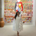 Regina Casé Instagram - Foi assim que eu entrei no ano novo! Recebida com todo o carinho por @vikmuniz , @malubarretto , cheia de amigos daqui de Salvador, do Rio, São Paulo e do mundo afora… 🤍 *atrás de mim, esse trabalho lindíssimo do meu amado @apitta73 #ReginaCasé