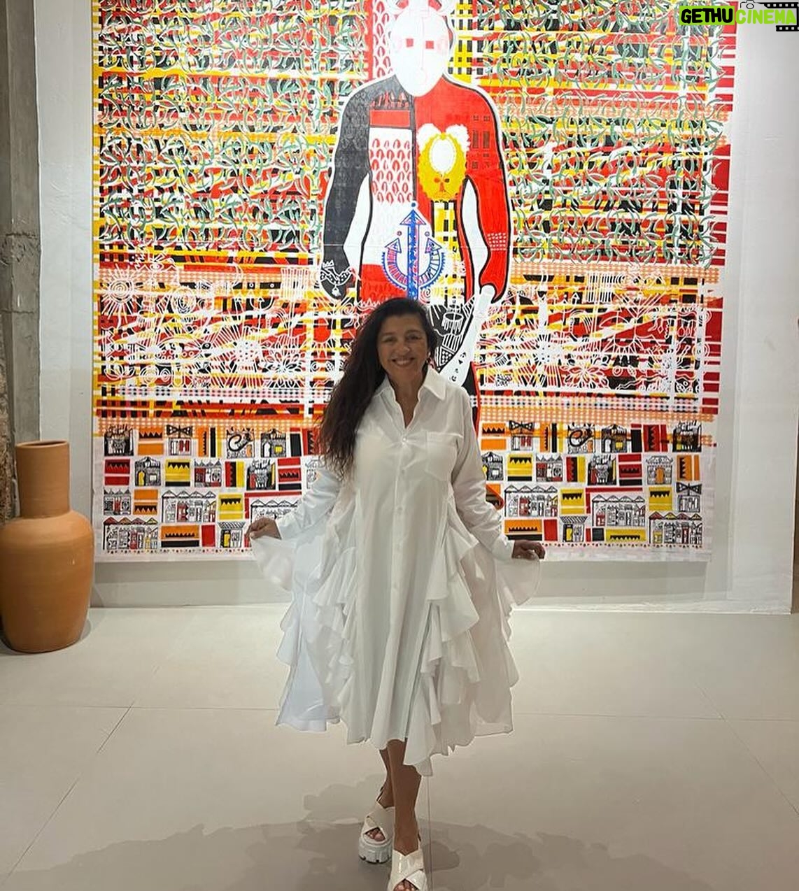 Regina Casé Instagram - Foi assim que eu entrei no ano novo! Recebida com todo o carinho por @vikmuniz , @malubarretto , cheia de amigos daqui de Salvador, do Rio, São Paulo e do mundo afora… 🤍 *atrás de mim, esse trabalho lindíssimo do meu amado @apitta73 #ReginaCasé