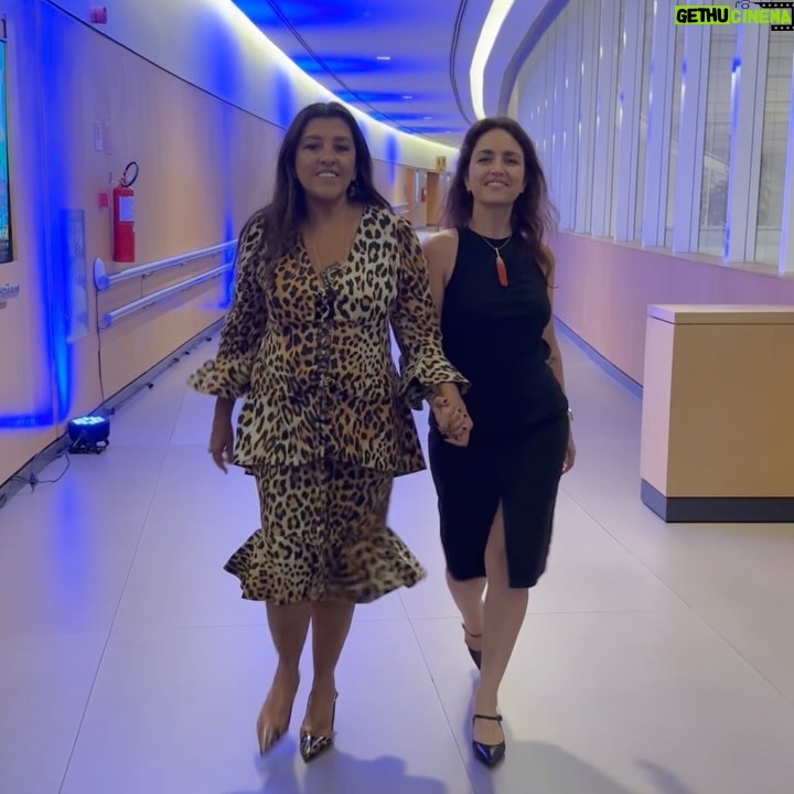 Regina Casé Instagram - Quinta-feira, dia 28 de março, chega ao cinema Dona Lurdes, o filme! Ontem tivemos uma noite de pré-estreia para a equipe! E foi tão amoroso e bonito quanto nas filmagens. Agradeço a todos os parceiros, muitos se tornaram amigos, outros quase da família... Rever os antigos companheiros que juntos atravessaram a pandemia, as duas fases da novela... E ter a chance de estar de novo em encontro com atores e atrizes maravilhosos! E festejar os novos encontros! Quanto amor! Amor de mãe! Amor de Dona Lurdes! O filme é leve, engraçado, foi bom ver as pessoas saindo de lá como se tivesse recebido um colinho dessa mãe. Espero vocês na telona! ❤️ Quem vai assistir???