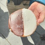 Regina Casé Instagram – Fui ver o eclipse solar no lugar mais hippie possível: no portal lá do Washington Square, New York!
Não sei o que era mais interessante…
Se era o sol sumindo ou as pessoas viajando! 😂😂
Tinha até cookies temáticos e os melhores amigos.

#ReginaCase #NewYork #washigtonsquarepark #NovaYork #Eclipse #eclipsesolar