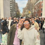 Regina Casé Instagram – Fui ver o eclipse solar no lugar mais hippie possível: no portal lá do Washington Square, New York!
Não sei o que era mais interessante…
Se era o sol sumindo ou as pessoas viajando! 😂😂
Tinha até cookies temáticos e os melhores amigos.

#ReginaCase #NewYork #washigtonsquarepark #NovaYork #Eclipse #eclipsesolar
