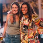 Regina Casé Instagram – Hoje, dia da mulher, eu começo mostrando essa aí, @beneditazerbini, minha filha, que me tornou mãe, me ensinou a gostar de ser mulher, a querer ser mulher, a amar uma outra mulher. 
Ela e outras mulheres incríveis organizaram essa festa linda para mim, e muitas foram me beijar e abraçar, como #AdrianaEsteves, @virginiacase, @patycase, @pretagil, @violetazerbini, @rita.zerbini, @sophiecharlotte1, @leticiacolin, @paulamiller, @clakopke, @donadamangueira, @taisdeverdade e @tete.pagodeira e mais tantas e tantas que não cabem aqui no carrossel, mas que moram no meu coração. 
Obrigada, mulheres. 
E a todas essas mulheres, as que eu já amo e admiro, e a todas que eu ainda vou conhecer, amar, admirar e aprender com elas. ❤️ 

#ReginaCase #Case70