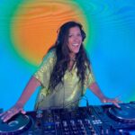 Regina Casé Instagram – Olha quem é a DJ que coloca geral pra dançar na chamada de fim de ano da Globo! 
Gente, e parecia que estávamos no nosso amado ESQUENTA!
Que delícia juntar tantos amigos, parceiros e colegas de trabalho desses 43 anos na Globo!
Feliz Natal e um próspero ano-novo para todos! 🤍

[Reprodução: @tvglobo] 

#ReginaCasé