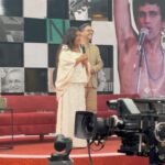 Regina Casé Instagram – Se eu já fico alucinada quando vejo Maria Bethânia no palco sozinha ou Caetano no palco sozinho…
Não consigo nem imaginar a emoção que vai ser esses dois juntos!
Ontem, na linda homenagem que eles receberam no Caldeirão do Mion, deu pra sentir um pouco do que vai ser essa maravilha. 
Não sei se meu coração vai aguentar. 
Esses dois são tão importantes pra mim…
 Meus faróis, meus guias!! 
Quem mais, como eu, é completamente apaixonada por Caetano e Bethânia? ❤️

#ReginaCase #CaetanoVeloso #mariabethânia #caetanoebethania