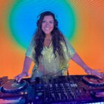 Regina Casé Instagram – Olha quem é a DJ que coloca geral pra dançar na chamada de fim de ano da Globo! 
Gente, e parecia que estávamos no nosso amado ESQUENTA!
Que delícia juntar tantos amigos, parceiros e colegas de trabalho desses 43 anos na Globo!
Feliz Natal e um próspero ano-novo para todos! 🤍

[Reprodução: @tvglobo] 

#ReginaCasé