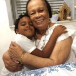 Regina Casé Instagram - 95 anos de nossa amada Mãe Carmen Iyalorixá do @terreirodogantois !!! Criei meus filhos e meus netos nesse colo generoso e protetor e fico feliz vendo o amor tão grande que eles tem por Ela!!! Nem sei como agradecer todo carinho e cuidado com nossa família ,que hoje muitas vezes se confunde com a sua! Salve! Salve! Saúde pra essa grande sacerdotisa e amiga tão querida! Viva Mãe Carmen do Gantois! Feliz aniversário!!!!!⭐️