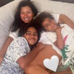 Regina Casé Instagram – Que saudade que eu tava disso!
Sentindo uma falta danada de ficar emboladinha com esses dois juntos!!
É que eu tô trabalhando pra caramba…
Quando eu volto, eles já estão dormindo.
Hoje, fim de semana, não teve aula e eu só vim gravar às 10h! 
Então, eu aproveitei cada segundo desse amorzinho, desse denguinho, desse chameguinho…
Se tem coisa melhor no mundo, desconheço! 
Quem ama ficar jogada no sofá com seus amores assim também? ❤️