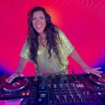 Regina Casé Instagram – Olha quem é a DJ que coloca geral pra dançar na chamada de fim de ano da Globo! 
Gente, e parecia que estávamos no nosso amado ESQUENTA!
Que delícia juntar tantos amigos, parceiros e colegas de trabalho desses 43 anos na Globo!
Feliz Natal e um próspero ano-novo para todos! 🤍

[Reprodução: @tvglobo] 

#ReginaCasé