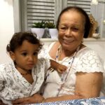Regina Casé Instagram - 95 anos de nossa amada Mãe Carmen Iyalorixá do @terreirodogantois !!! Criei meus filhos e meus netos nesse colo generoso e protetor e fico feliz vendo o amor tão grande que eles tem por Ela!!! Nem sei como agradecer todo carinho e cuidado com nossa família ,que hoje muitas vezes se confunde com a sua! Salve! Salve! Saúde pra essa grande sacerdotisa e amiga tão querida! Viva Mãe Carmen do Gantois! Feliz aniversário!!!!!⭐️
