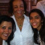 Regina Casé Instagram - 95 anos de nossa amada Mãe Carmen Iyalorixá do @terreirodogantois !!! Criei meus filhos e meus netos nesse colo generoso e protetor e fico feliz vendo o amor tão grande que eles tem por Ela!!! Nem sei como agradecer todo carinho e cuidado com nossa família ,que hoje muitas vezes se confunde com a sua! Salve! Salve! Saúde pra essa grande sacerdotisa e amiga tão querida! Viva Mãe Carmen do Gantois! Feliz aniversário!!!!!⭐️