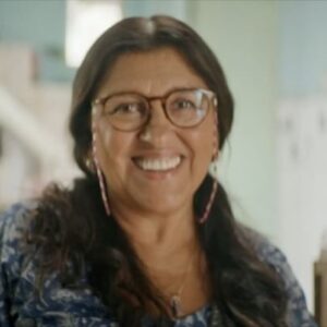 Regina Casé Instagram - ELA VOLTOU E FOI DIRETO PARA OS CINEMAS!!!! Sim, “DONA LURDES, O FILME” dia 28 de março nos cinemas! UMA DONA LURDES COMO VOCÊ NUNCA VIU!! ❤️ Olha só o trailer! Me diz o que o que vocês acharam? Quem mais estava morrendo de saudades da Dona Lurdes?? Quem vai assistir no primeiro dia? Me conta? 👀 Marca aquele @ que vai com você assistir! #ReginaCase #AmorDeMae #DonaLurdesOFilme #Novelas #DonaLurdes