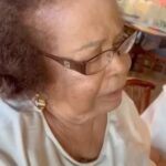 Regina Casé Instagram - 95 anos de nossa amada Mãe Carmen Iyalorixá do @terreirodogantois !!! Criei meus filhos e meus netos nesse colo generoso e protetor e fico feliz vendo o amor tão grande que eles tem por Ela!!! Nem sei como agradecer todo carinho e cuidado com nossa família ,que hoje muitas vezes se confunde com a sua! Salve! Salve! Saúde pra essa grande sacerdotisa e amiga tão querida! Viva Mãe Carmen do Gantois! Feliz aniversário!!!!!⭐️