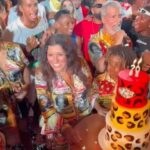 Regina Casé Instagram – Gente, que dia mais feliz!
Foram tantas surpresas, tanto amor, tanto carinho, chuva de pipoca, beijos, abraços…
Toda a minha turma se juntou liderada pelo @xandedepilares e compôs um samba especial pra mim…
Yoyô fez declaração de amor.
Benedita fez o vídeo mais lindo do mundo!
@feyjao.BR maravilhoso  comandando a roda de samba!!
Era muita gente!
Mas eu amava cada um que estava lá e sentia o amor de cada um deles por mim!
Uma festa de verdade, amorosa, celebrando a vida, a amizade e o amor naquele lugar sagrado! 
Estação Primeira de Mangueira!
Nem vou começar a agradecer porque eu posso esquecer alguém, mas prometo que vou postar por um mês, dois, três, um ano se for necessário tantas coisas lindas que aconteceram ontem.
Parabéns para mim, mas muitos parabéns pra vocês, meus amigos! 
Vocês são os melhores! ❤️ 

#ReginaCase70 #Case70