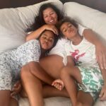 Regina Casé Instagram – Que saudade que eu tava disso!
Sentindo uma falta danada de ficar emboladinha com esses dois juntos!!
É que eu tô trabalhando pra caramba…
Quando eu volto, eles já estão dormindo.
Hoje, fim de semana, não teve aula e eu só vim gravar às 10h! 
Então, eu aproveitei cada segundo desse amorzinho, desse denguinho, desse chameguinho…
Se tem coisa melhor no mundo, desconheço! 
Quem ama ficar jogada no sofá com seus amores assim também? ❤️