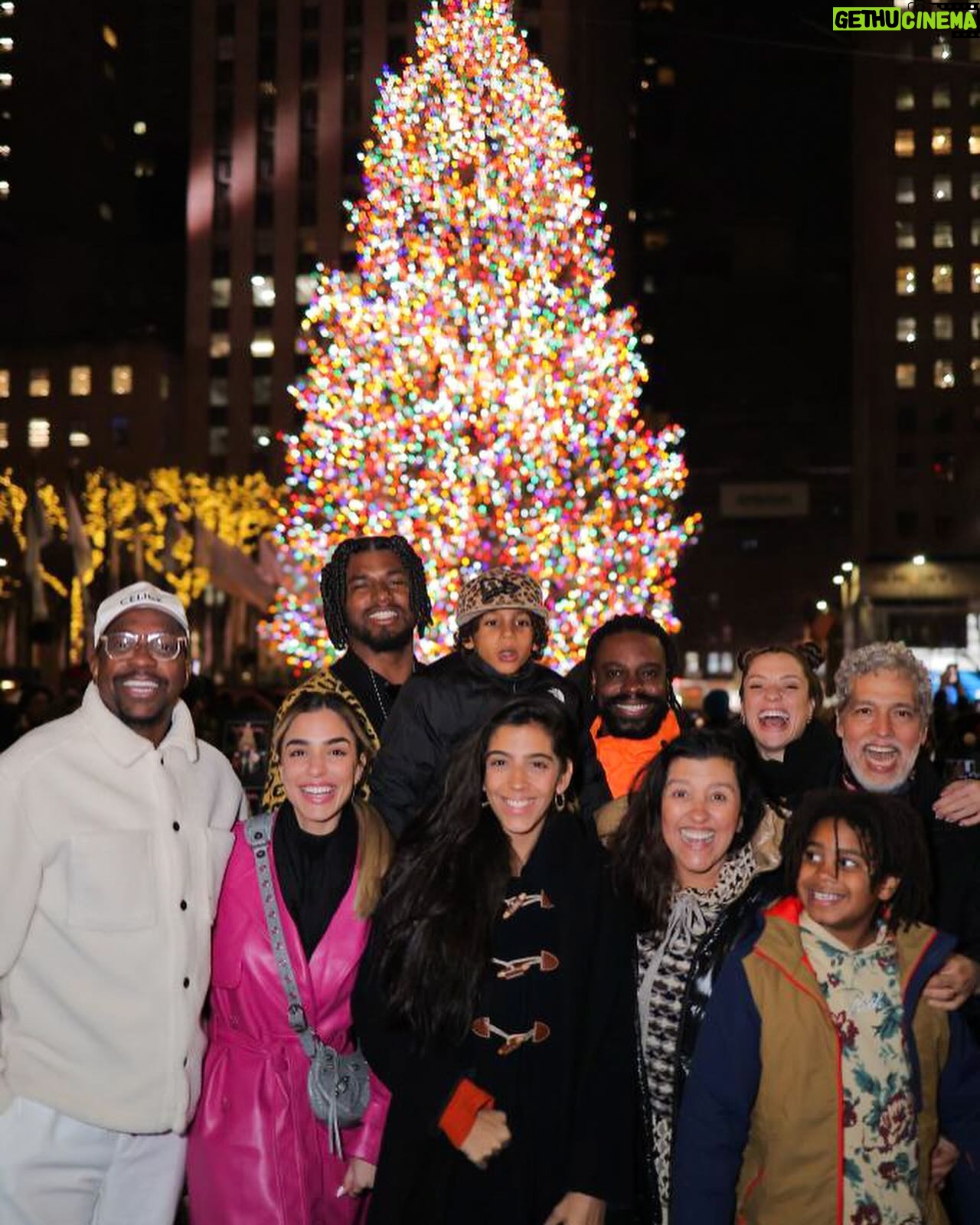 Regina Casé Instagram - Feliz Natal pra todo mundo!!!! 🎄🎅🏻 Beijos diretamente de Nova York ❤️🗽
