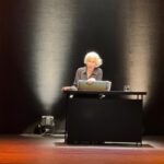 Regina Casé Instagram – Dá pra acreditar que essa mulher gigante depois de nos presentear com  uma noite memorável no teatro,emoção no palco com o brilhantismo da nossa amada amiga @fernandamontenegrooficial  e emoção na plateia  onde eu e @eciavatta comovidos vimos @beneditazerbini  e @joaopedrojanuario em lágrimas assistindo  toda aquela potência, dá pra acreditar ,que antes que pudéssemos escrever gratos por essa maravilha que ela nos proporcionou ,essa mulher nos mandou flores para cada um,lindos cartões e esse presente (já de rapazinho) pro Roque?!?! Dá pra acreditar?!?!?! 
Fernanda você não existe!!! Ou melhor,ainda bem que você existe Fernanda!!!
Nós te amamos muito!!!!!❤️