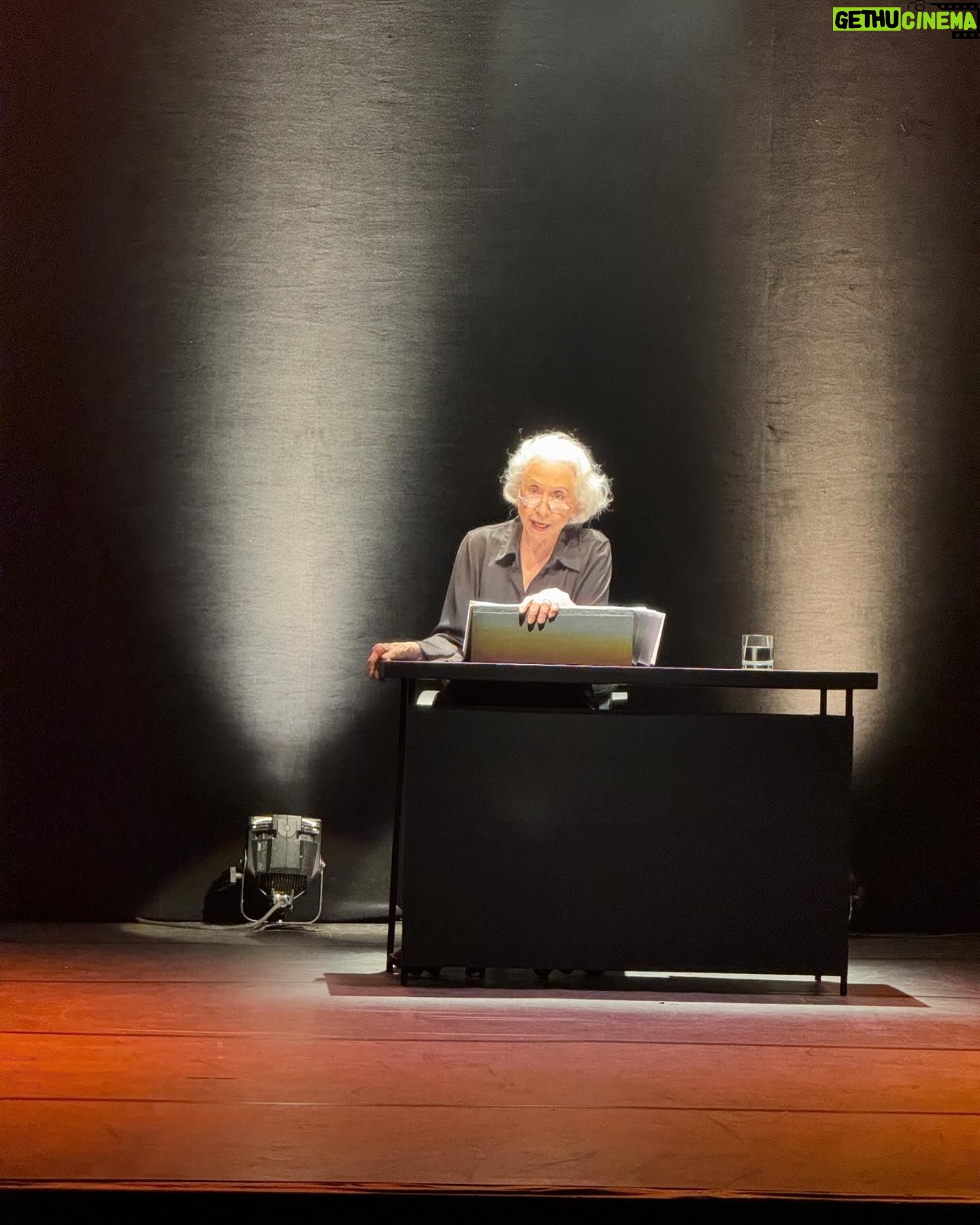 Regina Casé Instagram - Dá pra acreditar que essa mulher gigante depois de nos presentear com uma noite memorável no teatro,emoção no palco com o brilhantismo da nossa amada amiga @fernandamontenegrooficial e emoção na plateia onde eu e @eciavatta comovidos vimos @beneditazerbini e @joaopedrojanuario em lágrimas assistindo toda aquela potência, dá pra acreditar ,que antes que pudéssemos escrever gratos por essa maravilha que ela nos proporcionou ,essa mulher nos mandou flores para cada um,lindos cartões e esse presente (já de rapazinho) pro Roque?!?! Dá pra acreditar?!?!?! Fernanda você não existe!!! Ou melhor,ainda bem que você existe Fernanda!!! Nós te amamos muito!!!!!❤️